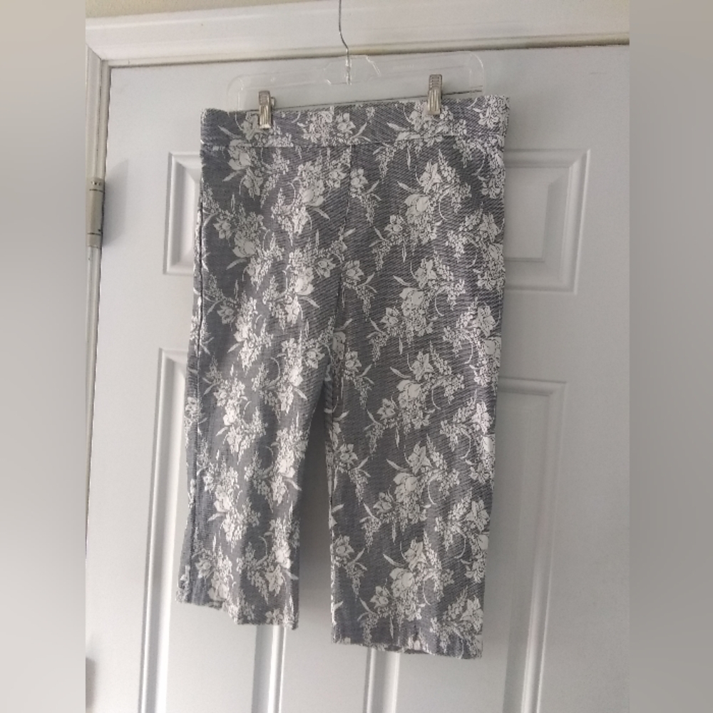 89th + Madison Capri Pants Gray White Lace Look PULL ON Large